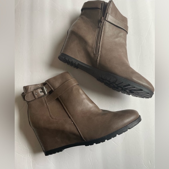 Women Unisa Wedge heel booties. Size 11. New - Picture 2 of 7